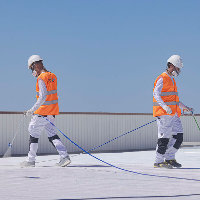 Applicateur cool roof sur un chantier