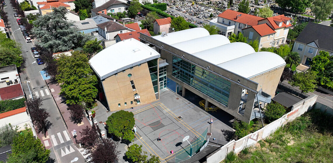 Chantier cool roof sur le toit d'une école 