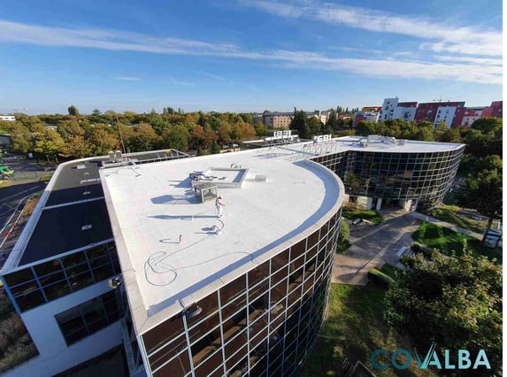 Toit blanc sur bâtiment