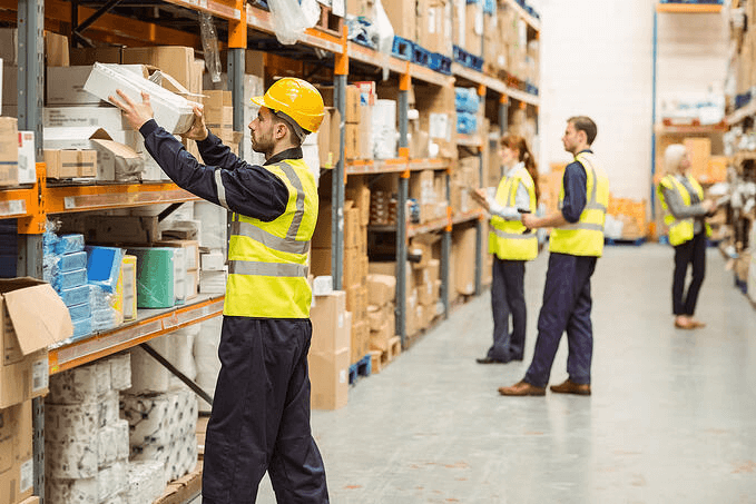 salariés dans centre de stockage entrain de travailler